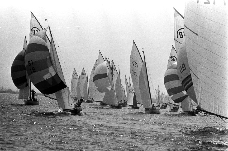 Zeilwedstrijden Kaagweek, regenboogklasse in aktie, Bestanddeelnr 926-5275