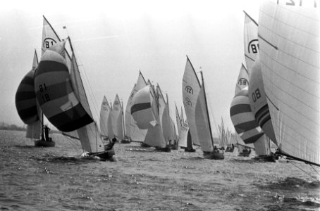 Zeilwedstrijden Kaagweek, regenboogklasse in aktie, Bestanddeelnr 926-5275