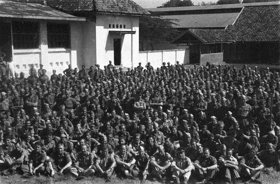 Zeer grote groep Nederlandse militaren kijken naar een voorstelling of luisteren, Bestanddeelnr 6998