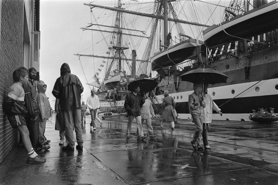 Zeer slecht zomerweer in de regen kijken bij voorbereidingen Sail, Bestanddeelnr 933-3877
