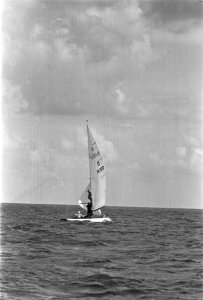 Zeilwedstrijden om Dragon Gold Cup , Kurpershoek klimt in mast, Bestanddeelnr 918-1221