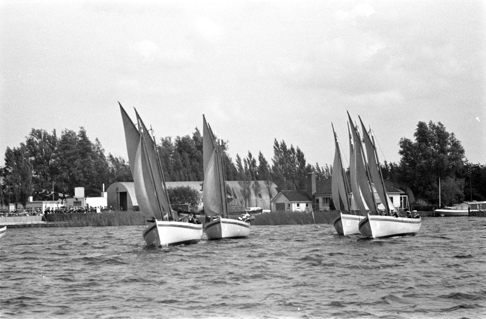 Zeilwedstrijd tussen de zeesloepen van het MOK (Marine Opleidings Kamp) op de Lo, Bestanddeelnr 912-8018
