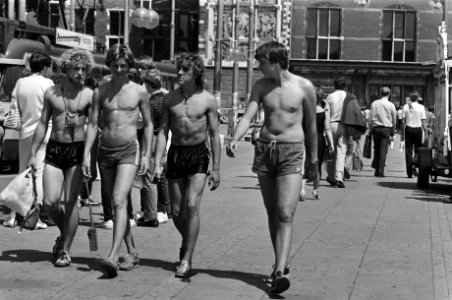 Zeer warm weer, vier jongens in alleen sportbroek wandelen in Amsterdam, Bestanddeelnr 932-2415