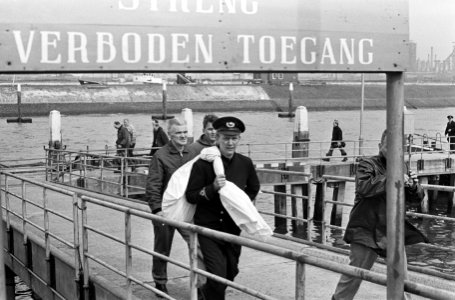 Zeeschip Bretagne op zijn kant in de haven van IJmuiden, bemanning van de Bretag, Bestanddeelnr 918-9702