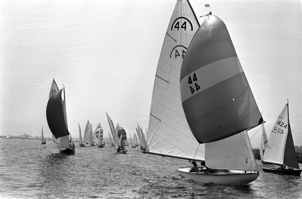 Zeilwedstrijden Kaagweek, regenboogklasse in aktie, Bestanddeelnr 926-5274