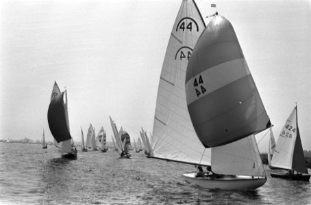 Zeilwedstrijden Kaagweek, regenboogklasse in aktie, Bestanddeelnr 926-5274