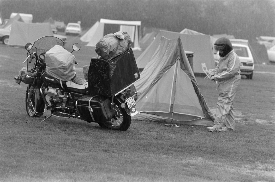Zeer slecht zomerweer vertrek van camping in de regen, Bestanddeelnr 933-3876