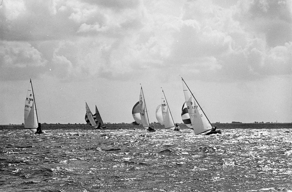 Zeilwedstrijden om Dragon Gold Cup , de draken in het water voor de windse rak, Bestanddeelnr 918-1223