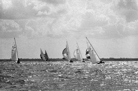 Zeilwedstrijden om Dragon Gold Cup , de draken in het water voor de windse rak, Bestanddeelnr 918-1223
