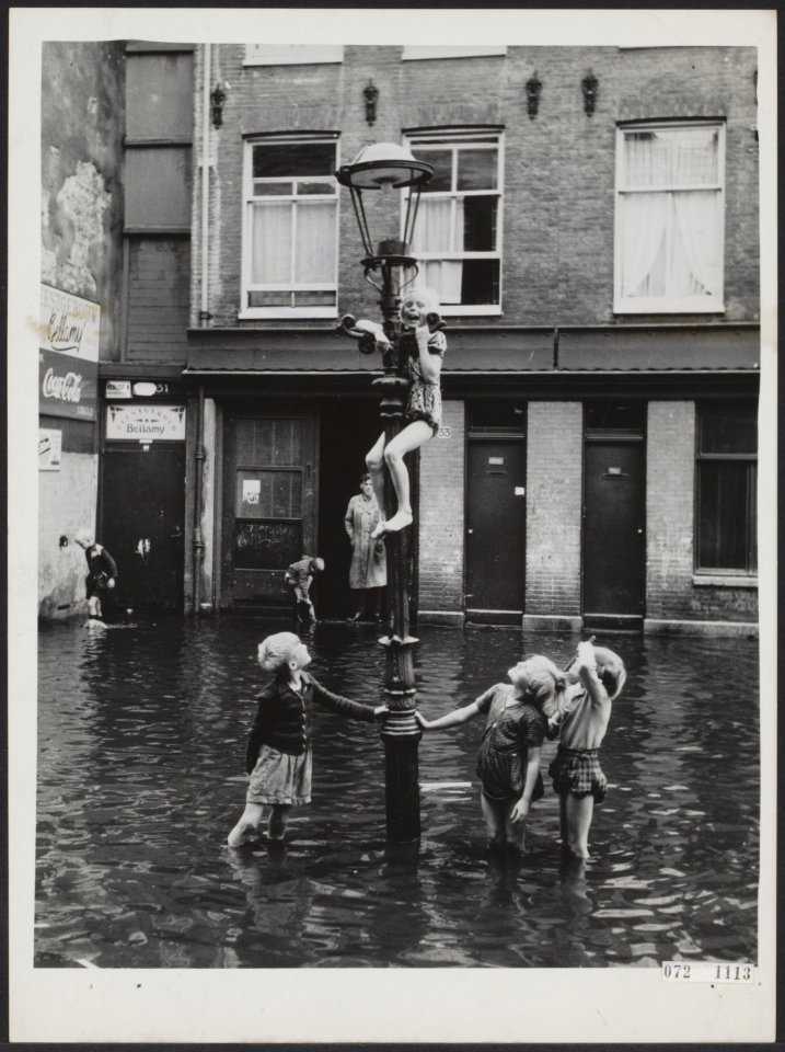 Zeer hevige regenval te Amsterdam. Gehele straten zijn onder water komen te st…, Bestanddeelnr 072-1113
