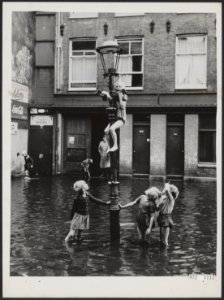 Zeer hevige regenval te Amsterdam. Gehele straten zijn onder water komen te st…, Bestanddeelnr 072-1113
