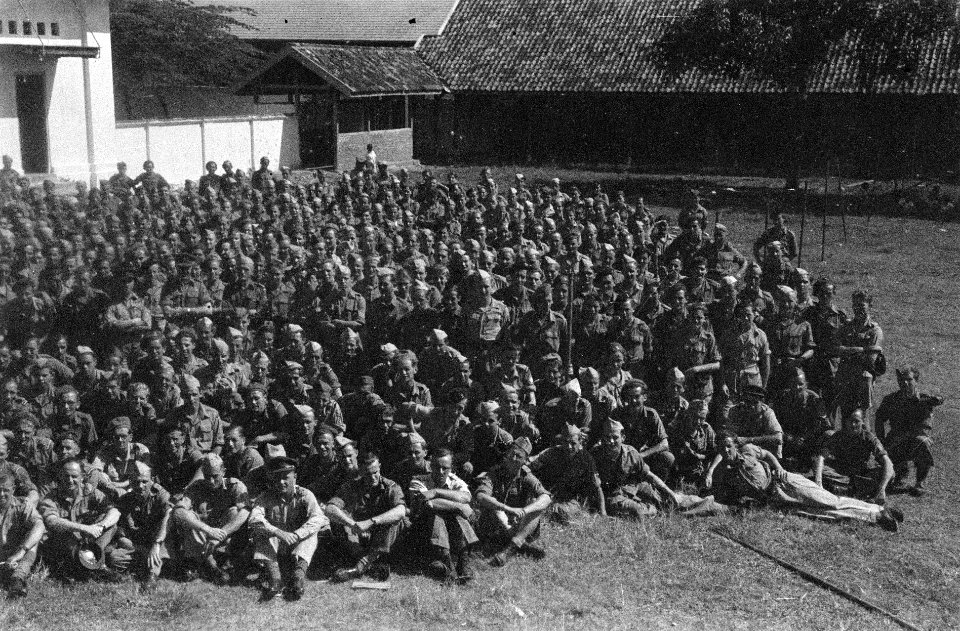 Zeer grote groep Nederlandse militaren kijken naar een voorstelling of luisteren, Bestanddeelnr 6997