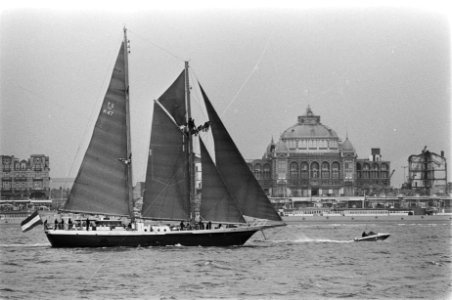 Zeilschip De Eendracht terug in Scheveningen, Eendracht vaart langs Kurhaus, Bestanddeelnr 928-7582