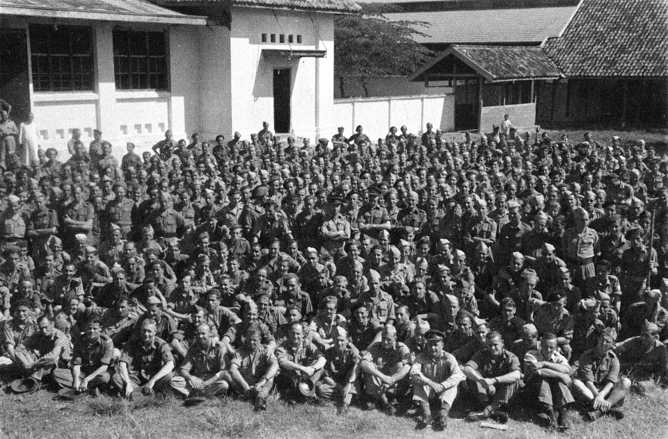Zeer grote groep Nederlandse militaren kijken naar een voorstelling of luisteren, Bestanddeelnr 6999