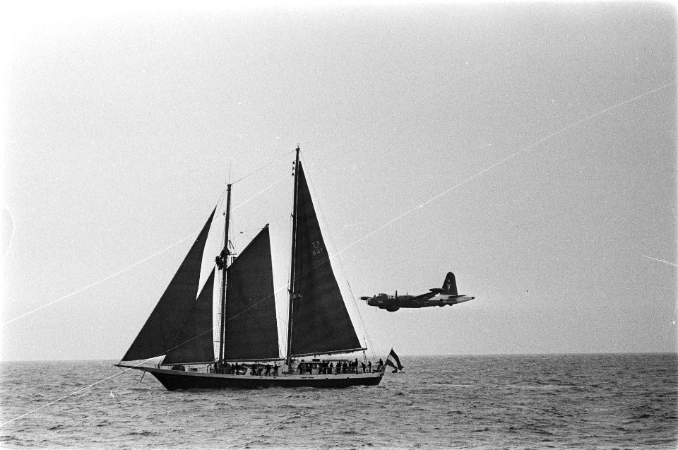 Zeilschip De Eendracht terug in Scheveningen, Eendracht voor de kust verwelkom, Bestanddeelnr 928-7583