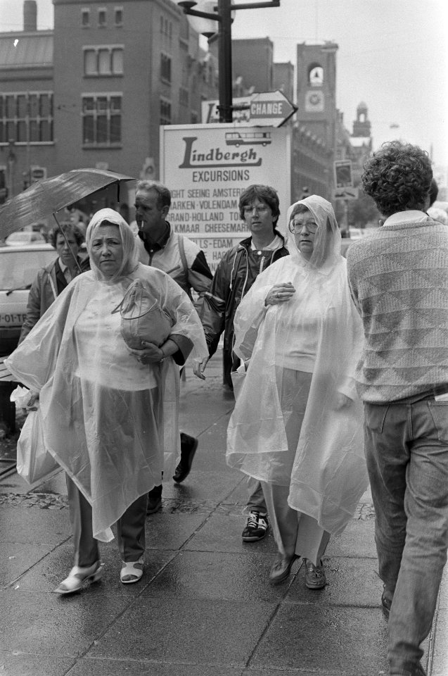 Zeer slecht zomerweer toeristen in regenachtig Amsterdam, Bestanddeelnr 933-3874