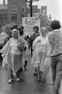 Zeer slecht zomerweer toeristen in regenachtig Amsterdam, Bestanddeelnr 933-3874