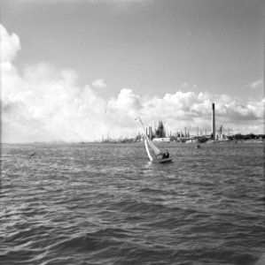 Zeilschip bij de Yachtclub van Aruba. Op de achtergrond de Lago-olieraffinaderij, Bestanddeelnr 252-3982