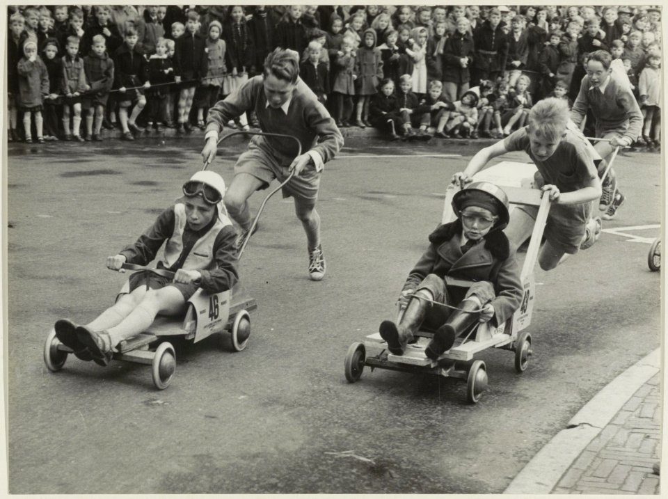 Zeepkistenrace voor de vijfde maal gehouden op de Grote Markt op Bevrijdingsdag, NL-HlmNHA 54010708