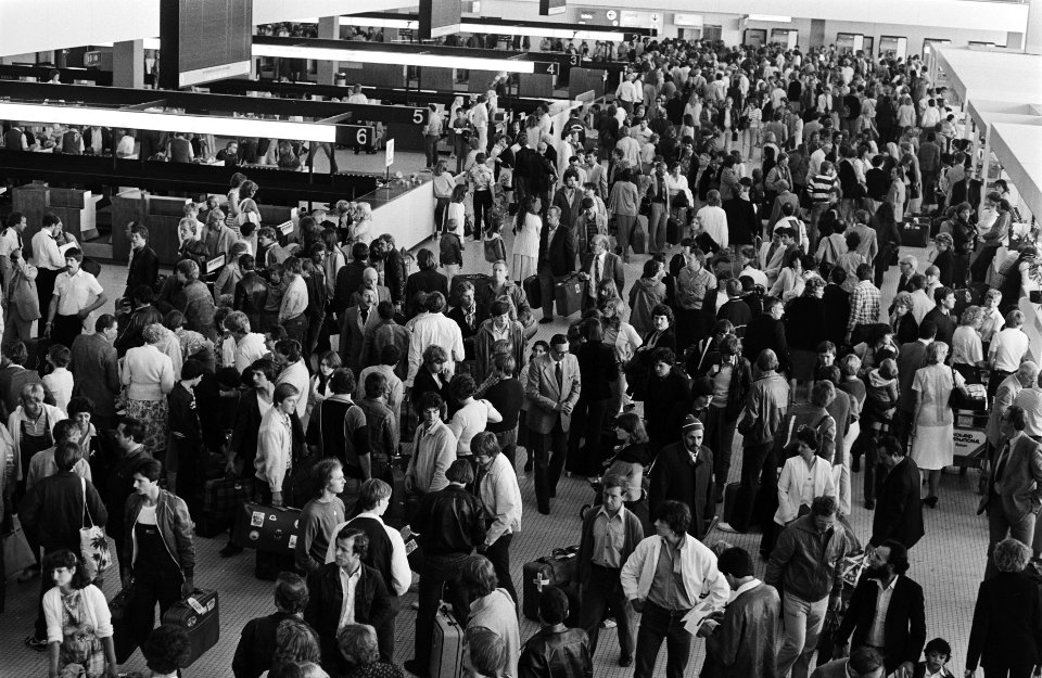 Zeer grote vakantiedrukte in de vertrekhal van Schiphol, Bestanddeelnr 930-9164