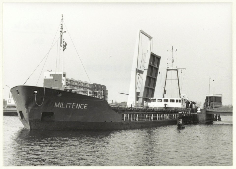 Zeeschip vol met cement van Spanje op weg naar de Haarlemse Industriehaven doorvaart Waarderbrug. NL-HlmNHA 54015311