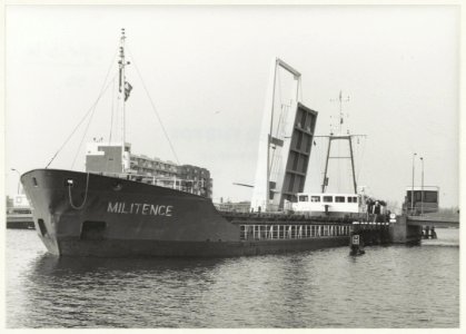 Zeeschip vol met cement van Spanje op weg naar de Haarlemse Industriehaven doorvaart Waarderbrug. NL-HlmNHA 54015311