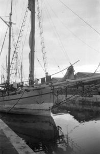 Zeilschip in haven van Batavia, Bestanddeelnr 363-4-2