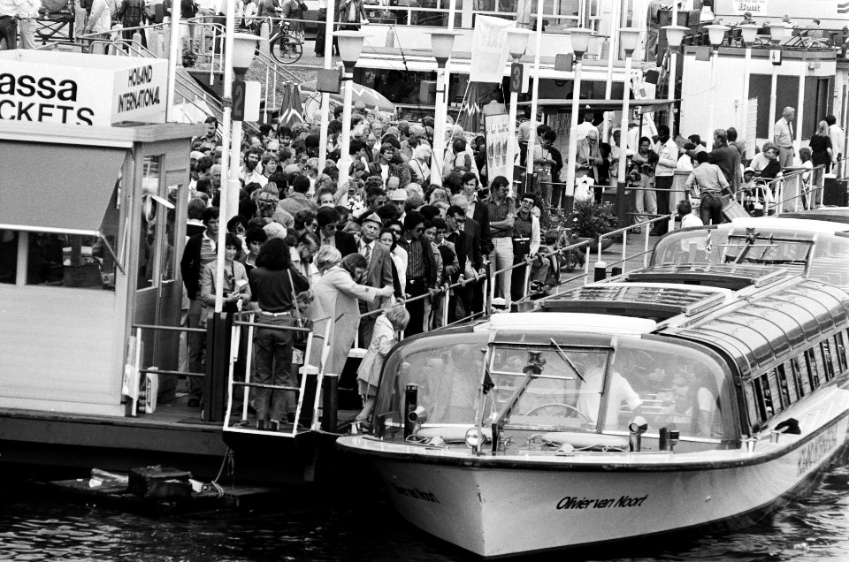 Zeer grote drukte bij een rondvaartboot, Bestanddeelnr 930-9561
