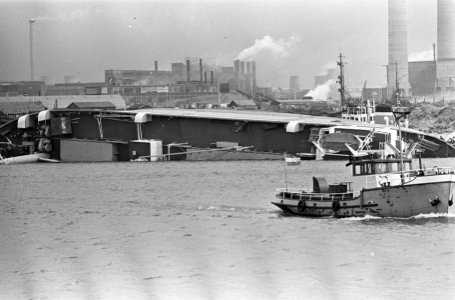 Zeeschip Bretagne op zijn kant in de haven van IJmuiden, Bestanddeelnr 918-9700