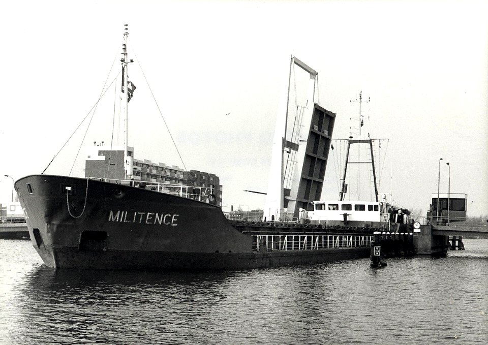 Zeeschip vol met cement op weg vanaf Spanje naar de Haarlemse Industriehaven. De doorvaart bij de Waarderbrug. Aangekocht in 1987 van United Photos de Boer bv. - Negatiefnummer 27453 k 32. - Gepublice