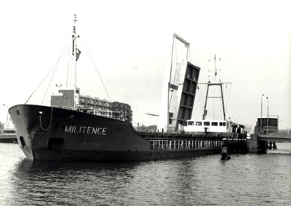 Zeeschip vol met cement op weg vanaf Spanje naar de Haarlemse Industriehaven. De doorvaart bij de Waarderbrug. Aangekocht in 1987 van United Photos de Boer bv. - Negatiefnummer 27453 k 32. - Gepublice