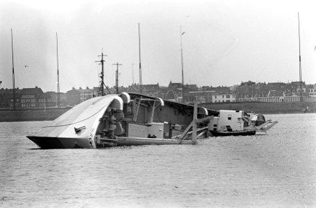 Zeeschip Bretagne op zijn kant in de haven van IJmuiden, Bestanddeelnr 918-9699