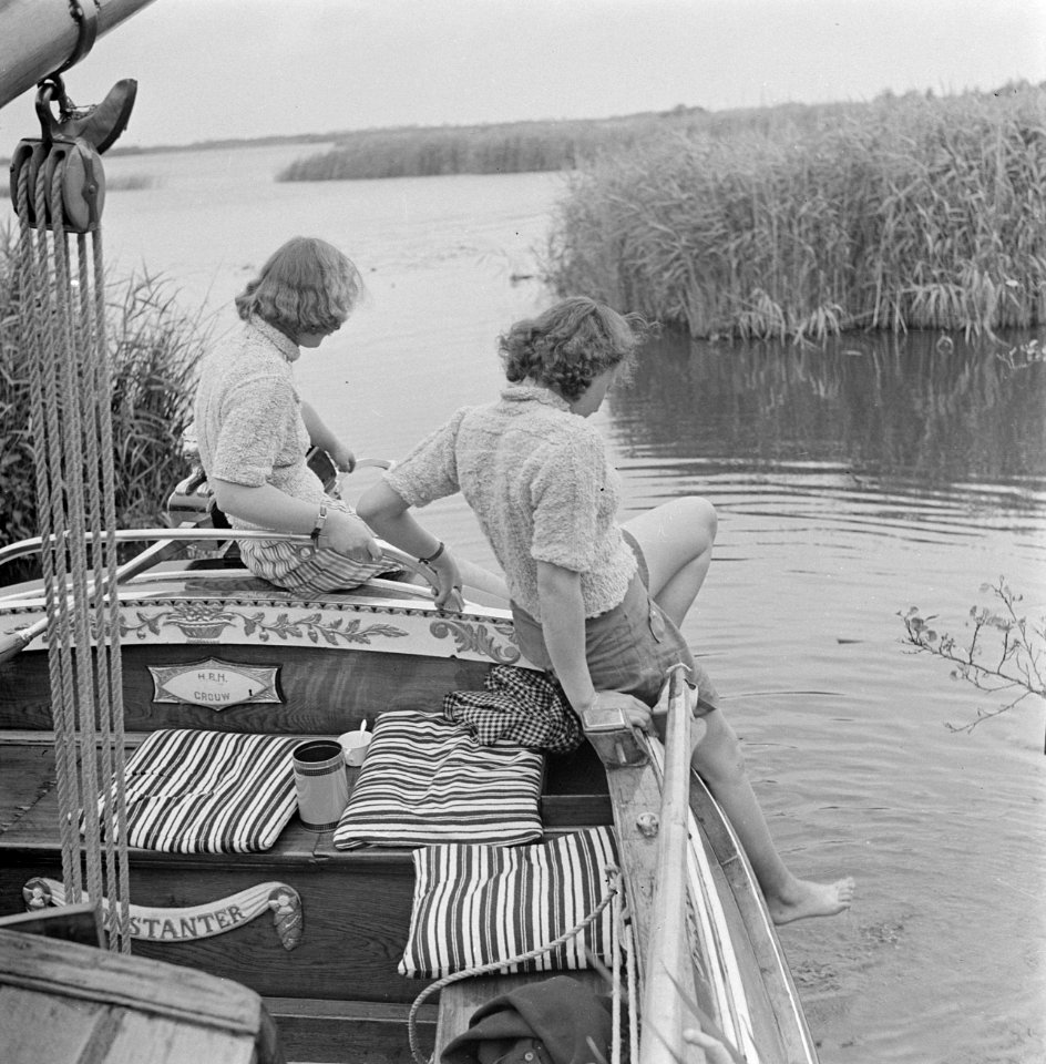 Zeilschip met zeilers afgemeerd in het riet, Bestanddeelnr 191-0684