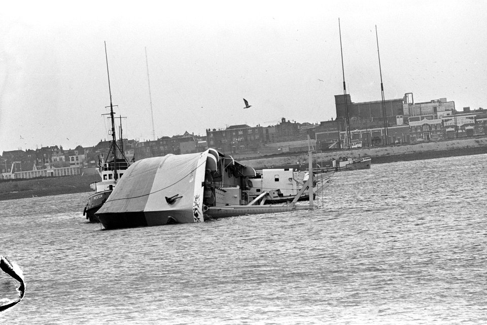 Zeeschip Bretagne op zijn kant in de haven van IJmuiden, Bestanddeelnr 918-9698