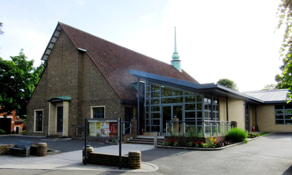 Woking United Reformed Church, Junction of White Rose Lane and Heathside Road, Woking (June 2015) (3)