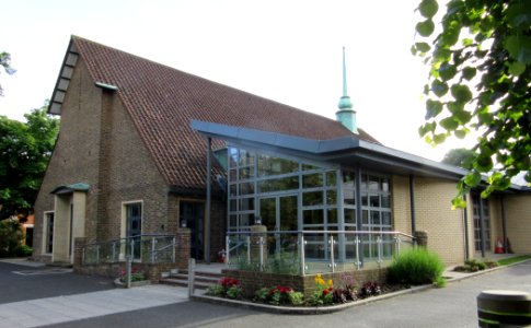 Woking United Reformed Church, Junction of White Rose Lane and Heathside Road, Woking (June 2015) (4)
