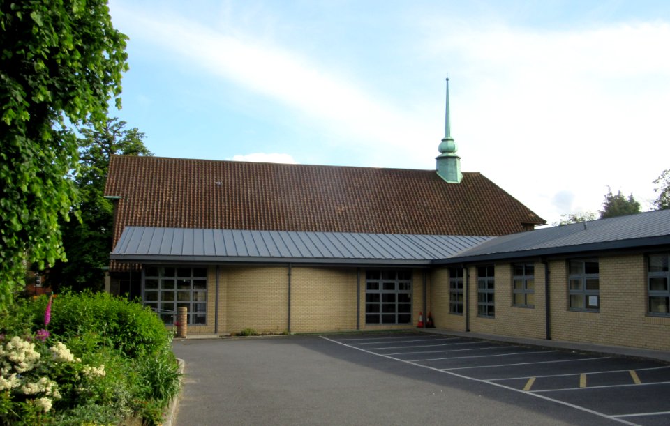Woking United Reformed Church, Junction of White Rose Lane and Heathside Road, Woking (June 2015) (5)