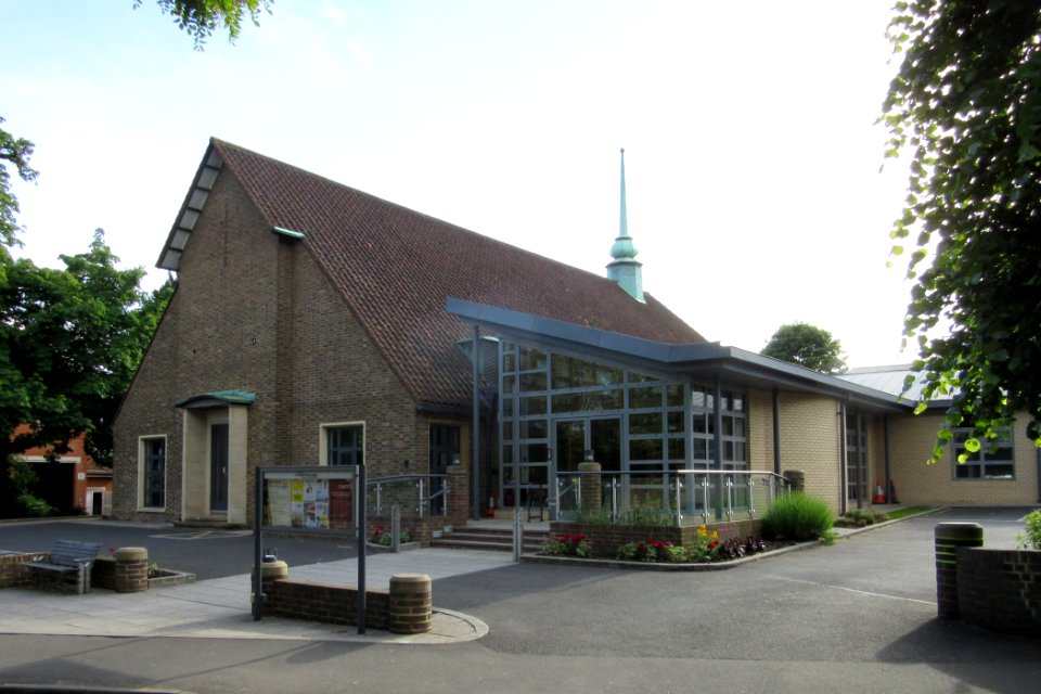 Woking United Reformed Church, Junction of White Rose Lane and Heathside Road, Woking (June 2015) (2)