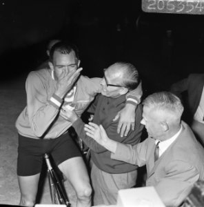 WK Wielrennen, finale achtervolging amateurs. Gert Bongers , huilend, Jan Derkse, Bestanddeelnr 920-6354