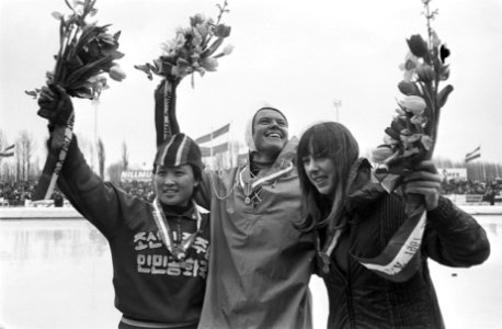WK schaatsen te Deventer dames, huldiging 1500 meter midd Stien Kaiser , links K, Bestanddeelnr 920-0897