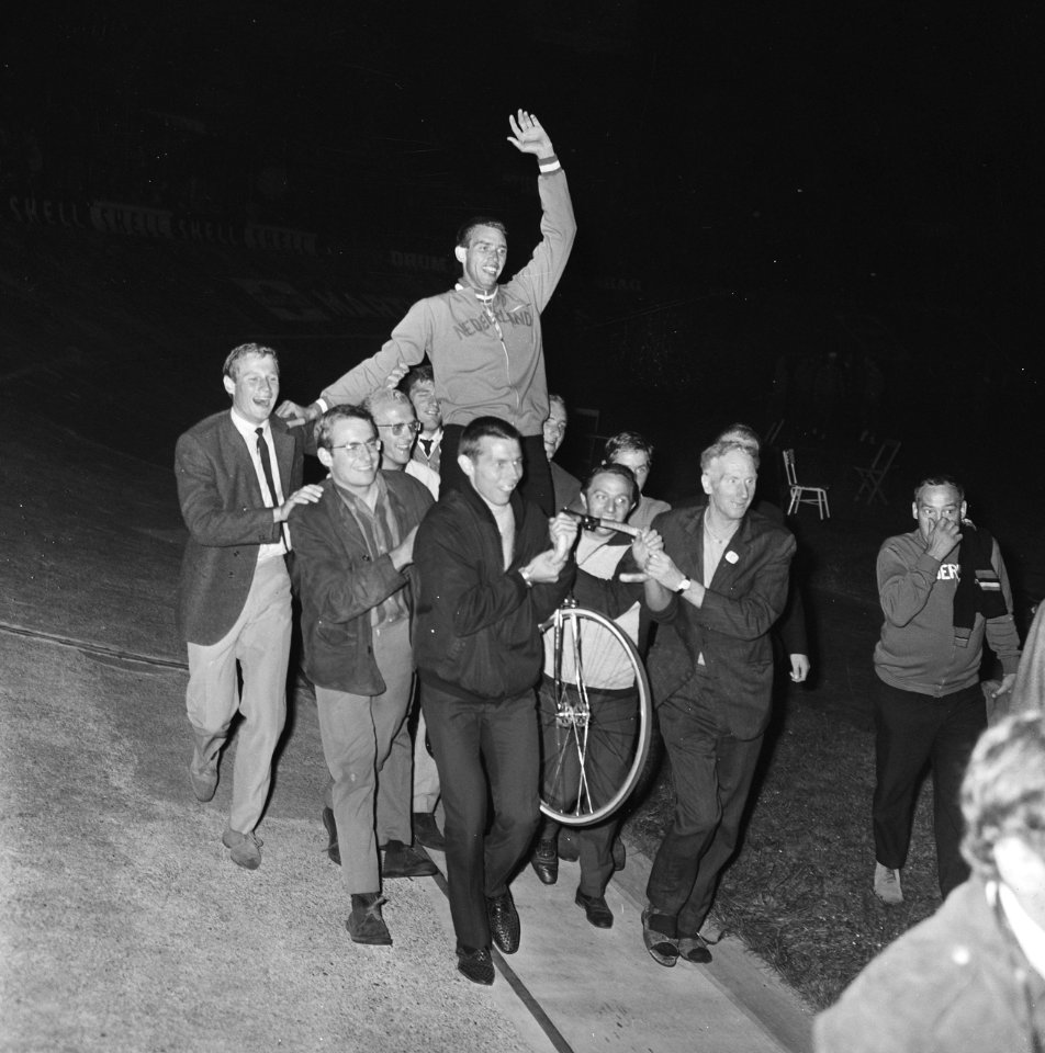 WK Wielrennen, finale achtervolging amateurs. Gert Bongers op fiets gedragen doo, Bestanddeelnr 920-6355