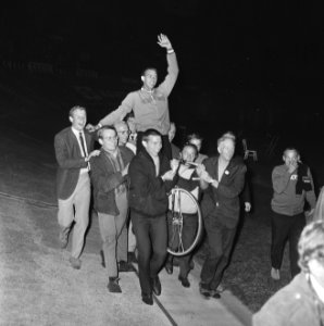 WK Wielrennen, finale achtervolging amateurs. Gert Bongers op fiets gedragen doo, Bestanddeelnr 920-6355