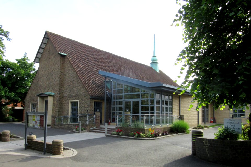Woking United Reformed Church, Junction of White Rose Lane and Heathside Road, Woking (June 2015) (1)