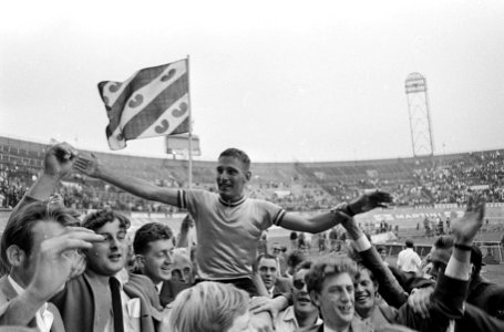 WK Wielrennen, finale profs stayers. Kampioen Tiemen Groen op schouders van Frie, Bestanddeelnr 920-6428