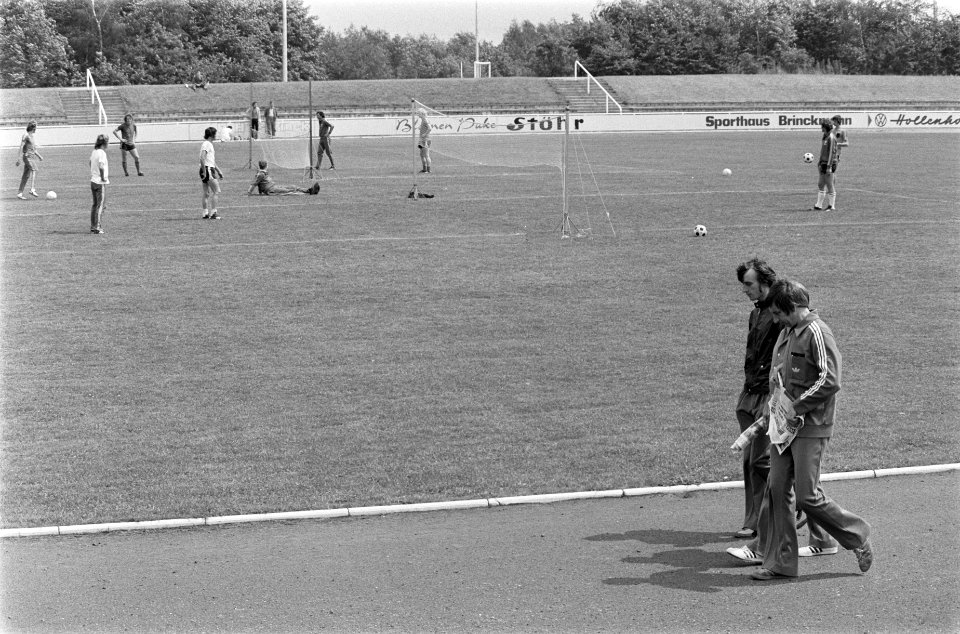 WK voetbal 1974, Nederlands elftal in Hiltrup Rensenbrin loop rond, naast train, Bestanddeelnr 927-3059