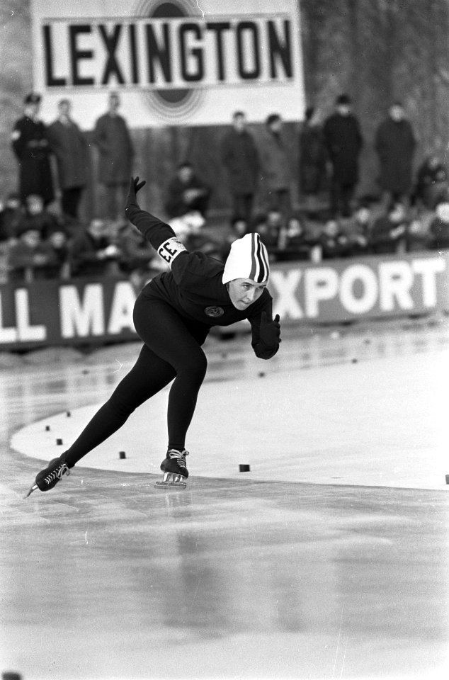 WK schaatsen te Deventer dames, nummer 6 Stenina in aktie nummer 7 Kaiser, Bestanddeelnr 920-0888
