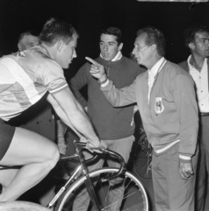 WK Wielrennen, achtste finales sprint amateurs. Trentin na val op home-trainer, , Bestanddeelnr 920-6325