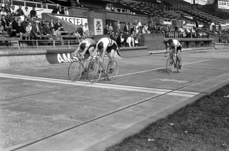 WK Wielrennen, series sprint amateursfinish vijfde serie. Loevesijn (links) won , Bestanddeelnr 920-6317