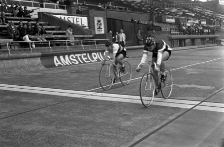 WK Wielrennen, eerste serie sprint dames. Hier wint de Russische Ermolaeva (rechts, Bestanddeelnr 920-6345)