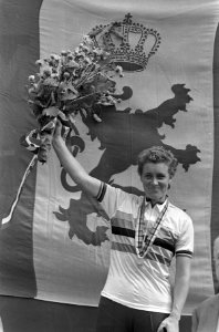 WK Wielrennen te Heerlen. Beryl Burton op erepodium WK dames, Bestanddeelnr 920-6689